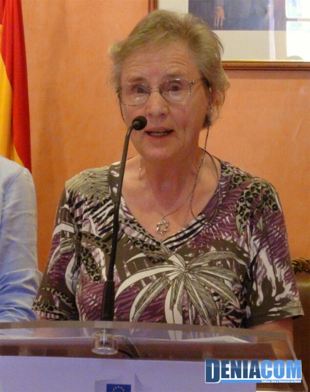 Dénia se acuerda de los residentes internacionales más jóvenes en la celebración del Día de Europa 5 Lectura del manifiesto del Día de Europa por la asociación Amigos de Dénia