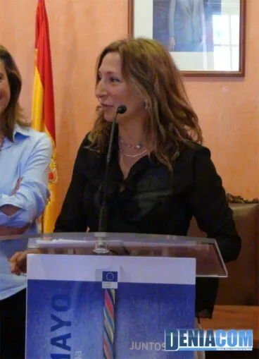 Lectura del manifiesto del Día de Europa por la concejala de relaciones Internacionales Marcela Server