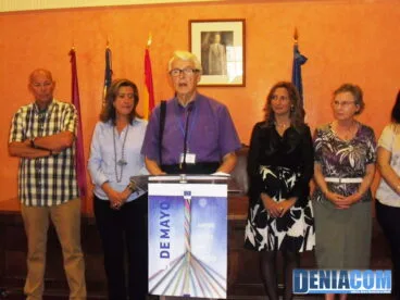 Lectura del manifiesto del Día de Europa por un miembro de la asociación U3A de Dénia