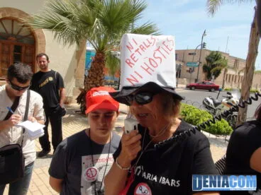 Lectura del manifiesto por la educación pública en la manifestación de Dénia por parte de una profesora