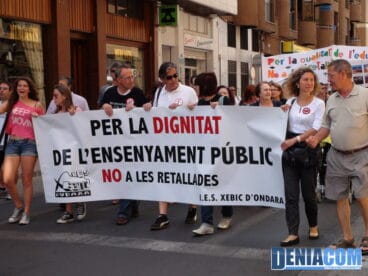Pancarta del IES Xebic de Ondara en la manifestación de Dénia
