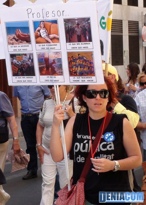 Pancarta en favor de los profesores mostrada en la manifestación por la educación en Dénia