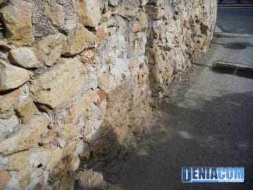 Restos de una de las puertas de entrada de la muralla
