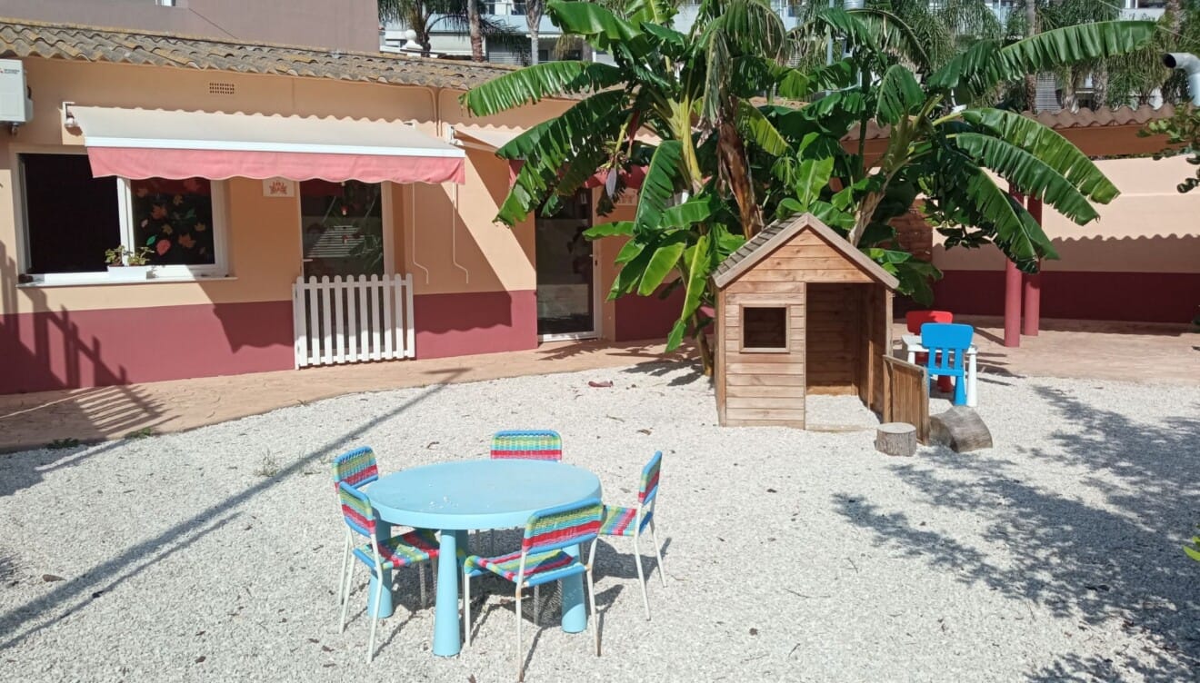 Actividades al aire libre en el patio de CEI El Castellet Dénia