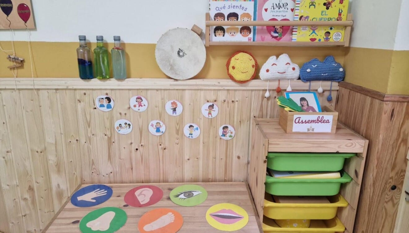 Aula de 2 a 3 años que fomenta la autonomía y la creatividad