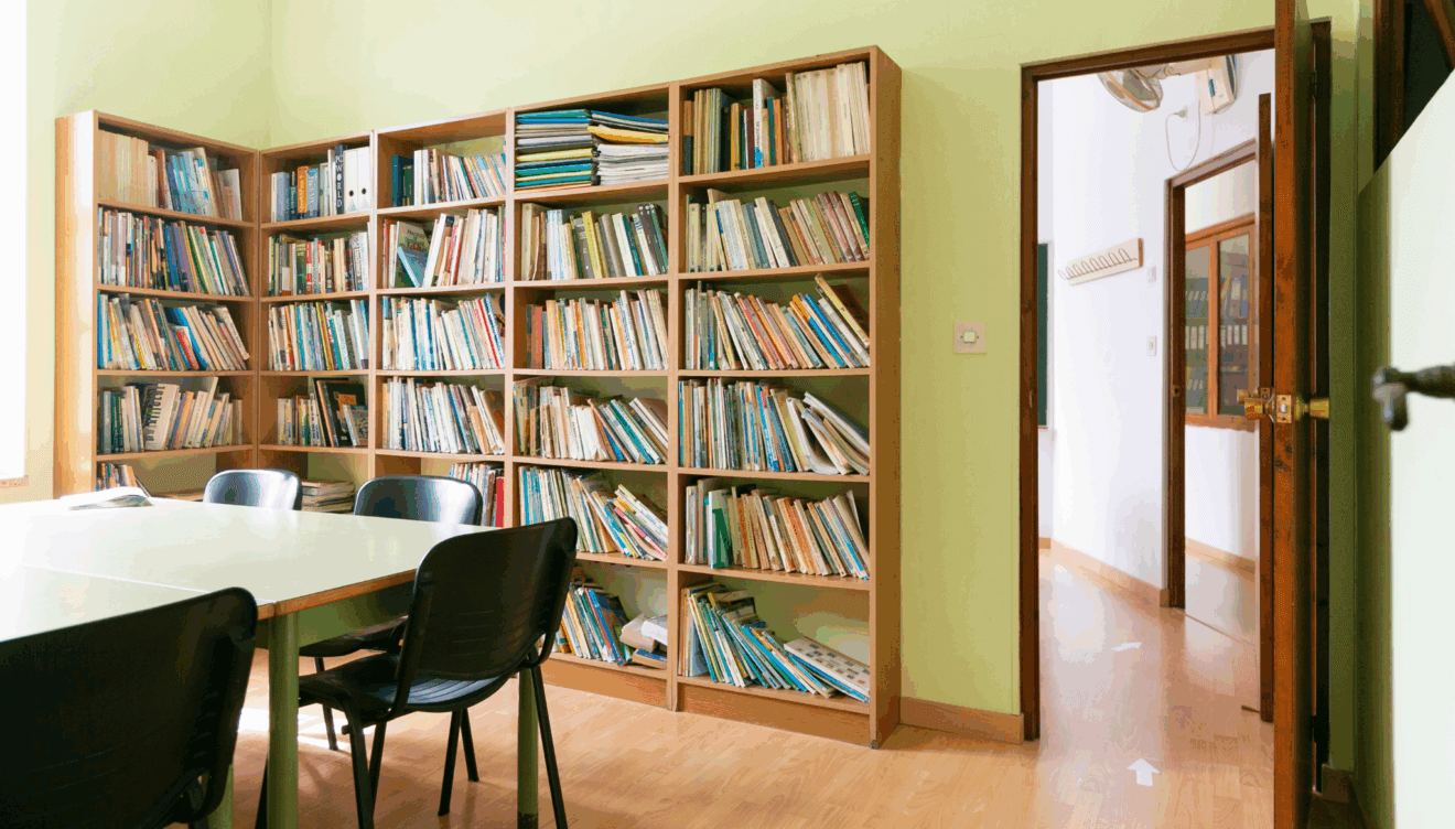 Biblioteca con infinidad de libros en EDES