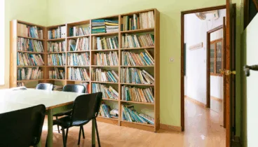 Biblioteca con infinidad de libros en EDES