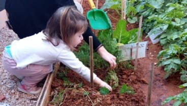 Niños aprendiendo en el huerto con actividades prácticas