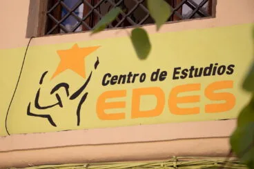 Nombre en la fachada – Centro de Estudios EDES