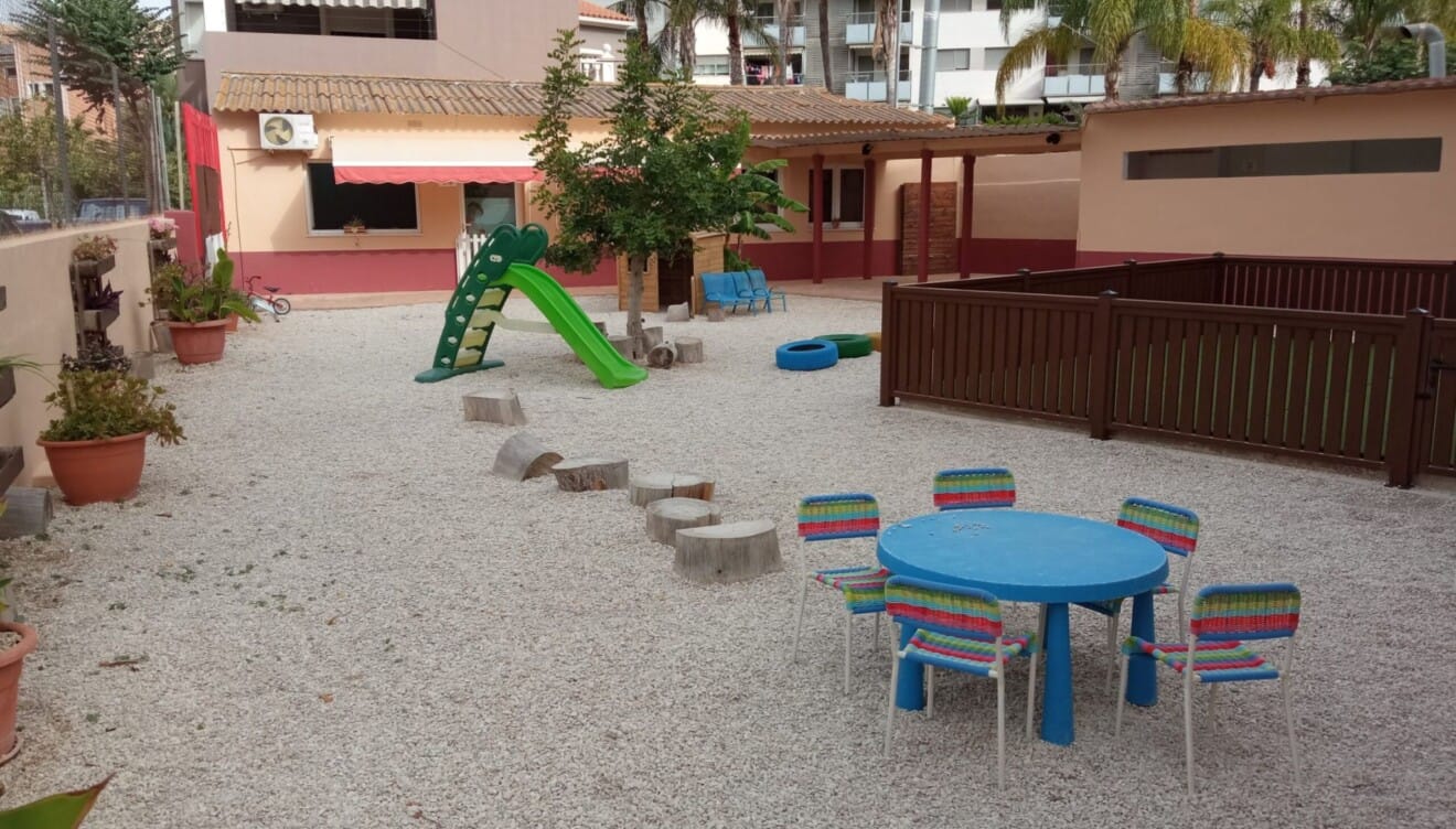 Patio infantil con huerto y vistas al Castillo de Dénia