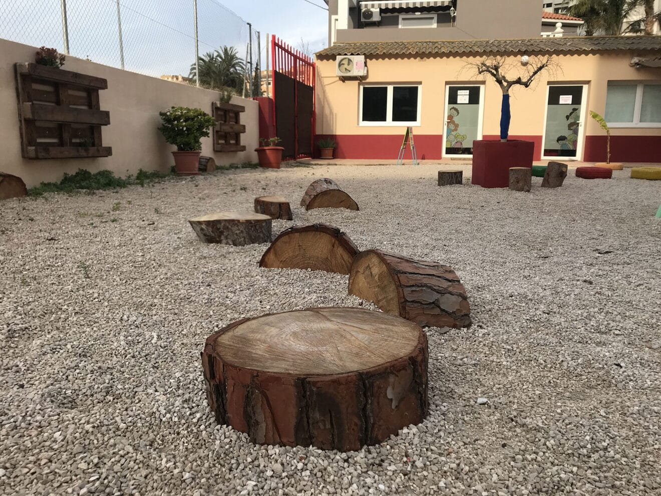 Troncos para desarollar el movimiento - Patio Escoleta El Castellet
