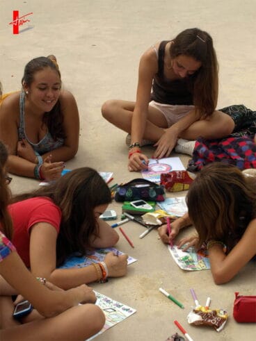 Alumnas del IES Número 3 pintando en el Mes del Arte de Marina de Dénia