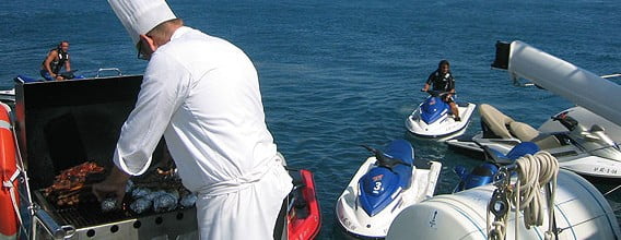 Barbacoa a bordo de un catamarán en Dénia