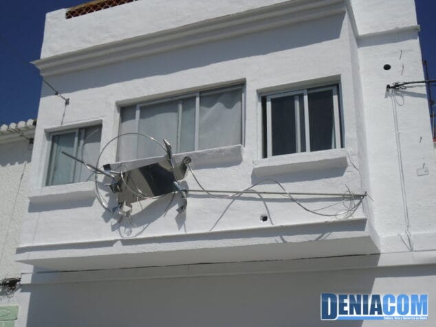 Decoración de la fachada de la sede de la Fundación Salvador Mollà en Dénia