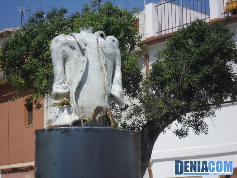 Escultura de Salvador Mollà en la Plaza Mariana Pineda de Dénia 05