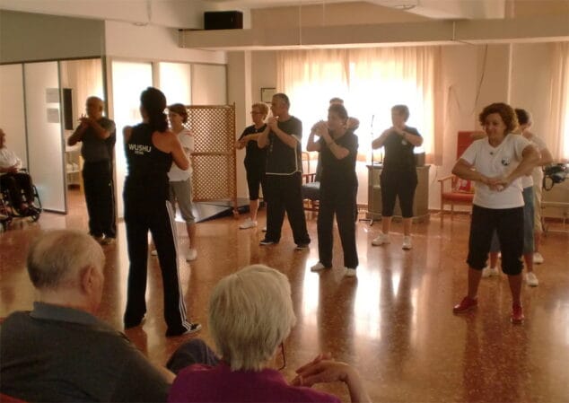 Exhibición de wushu en la Residencia Santa Lucía de Dénia