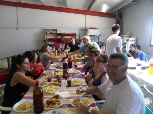 Falla Roques: Fideuà en la carroza 2 Falleros de la comisión de Les Roques comiendo fideuà