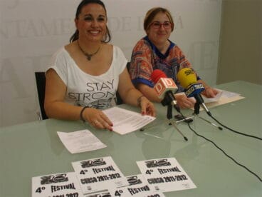 Festival Dinàmics Presentación por la concejala Isabel Gallego y la técnico del departamento Raquel Alcaraz