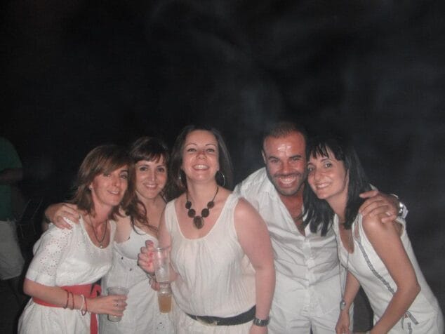 Fiesta blanca para celebrar San Juan en la Falla Oeste