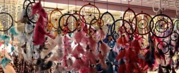 Hippies en la explanada Cervantes de Dénia