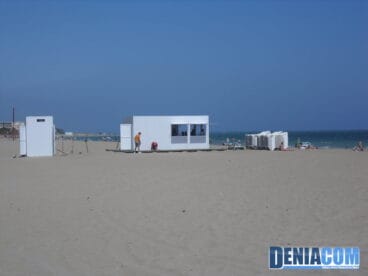 Instalación del nuevo chiringuito en la Playa de la Punta del Raset de Dénia