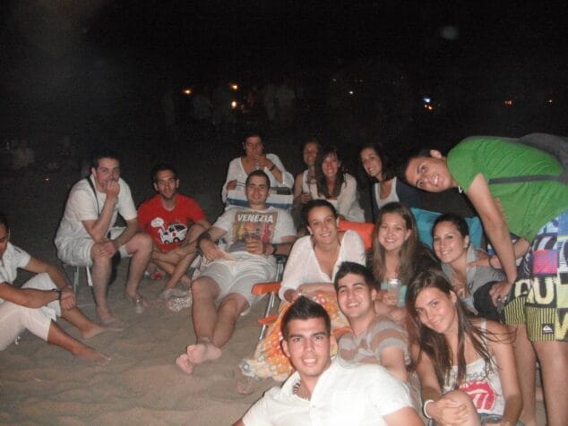 La Falla Oeste celebra San Juan con una fiesta en la playa