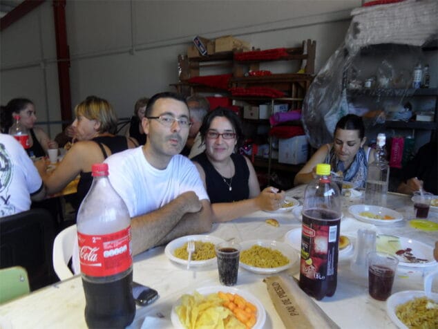 Falla Roques: Fideuà en la carroza 4 Les Roques descanza de hacer carroza comiendo una fideuà
