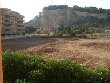 Limpian el solar de Miguel Hernández