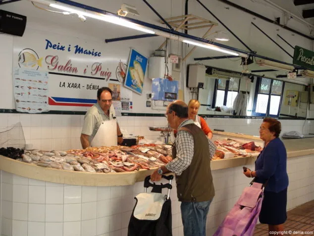 Mercado Municipal de Dénia Compra de pescado fresco