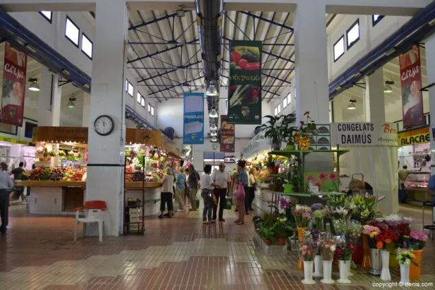 Pasillo central del Mercado de Dénia