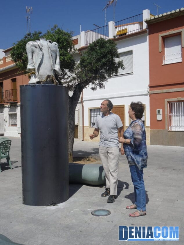 Pepa Font frente a una de las esculturas de Salvador Mollà en Dénia con el autor