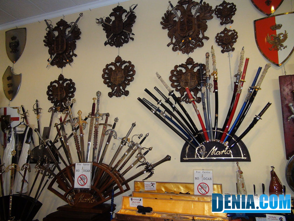 Perla Negra, muebles Dénia, artículos de decoración, espadas, armaduras y alfombras II