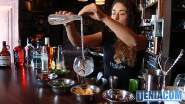 Preparación de un gin tonic en Dorian Gray