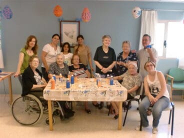 Taller de manualidades en la Residencia Santa Lucía