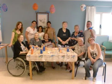 Taller de manualidades en la Residencia Santa Lucía