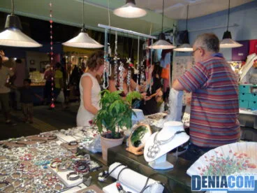 Venta de abanicos y complementos en los hippies