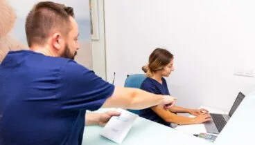 Atención al cliente en el mostrador de Clínica Veterinària Dénia