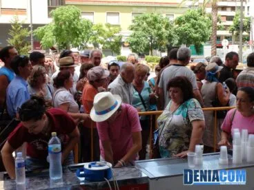 1 Cientos de personas asisten a la fideuà gigante solidaria