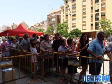 1 La gente se agolpa para contribuir a una buena causa en la fideuà solidaria