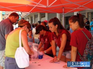 1 Los asistentes a la fideuà solidaria aportan su granito de arena