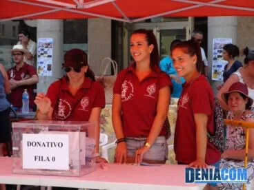 1 Marta Tabernero acompañada por miembros de la Junta Local Fallera gestiona la fila cero