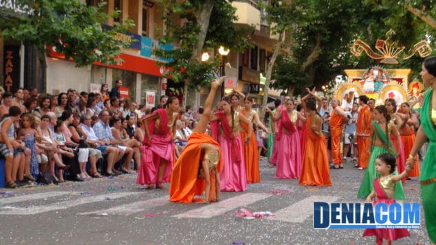 Acrobacias en la comparsa Bollywood de Campaments
