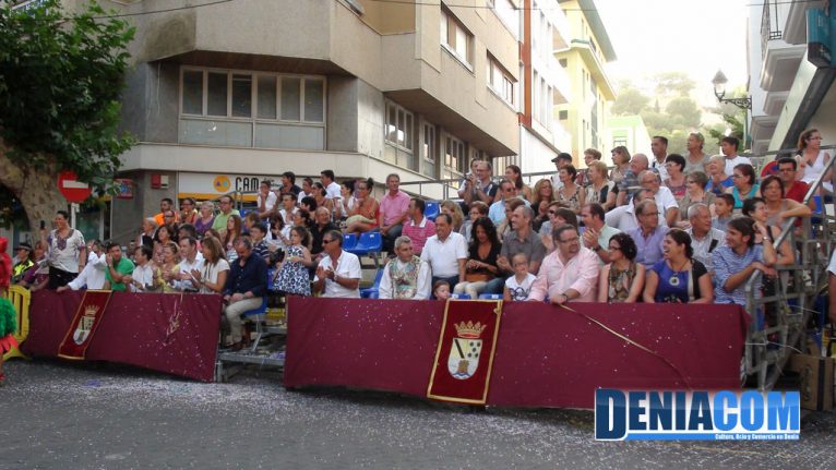 Autoridades de la Política Local y miembros de la Junta Local Fallera en el Desfile de Carrozas 2012