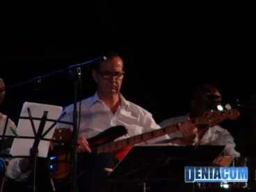 Bajista de la rondalla Vent Pols i Pua