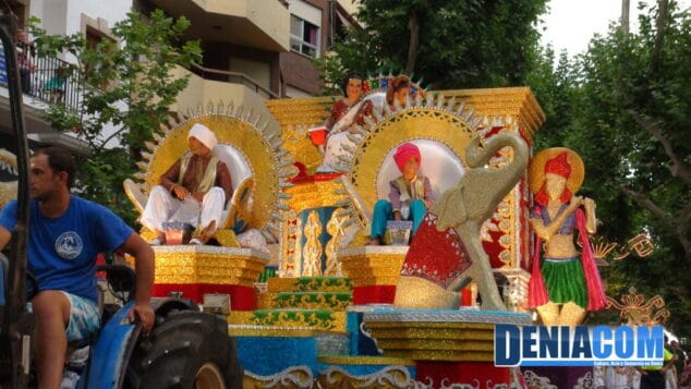 Carroza Bollywood de la Falla Campamnts