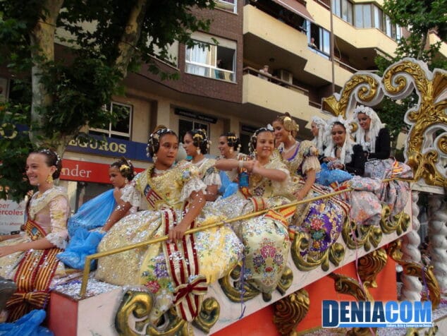 Carroza de Invitadas en el Desfile de Carrozas 2012