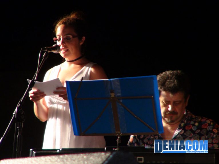 Celia Marín presenta al grupo Aguadulce en la XV Cantada de Habaneras