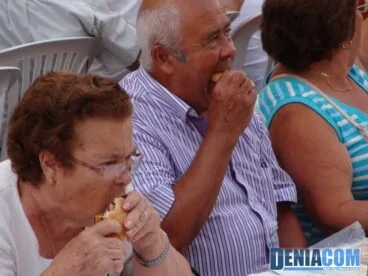 Cenando cocas en las fiestas de Dénia
