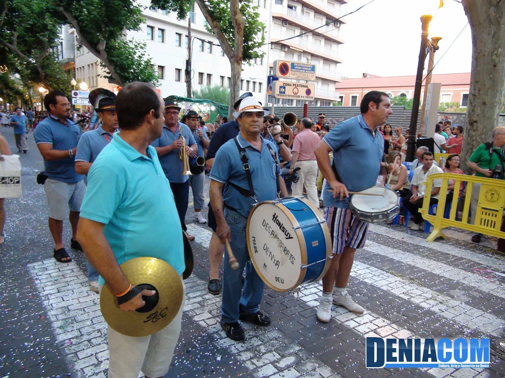 Charanga improvisada en el desfile de la Comisió de Festes de la Mare de Déu dels Desamparats