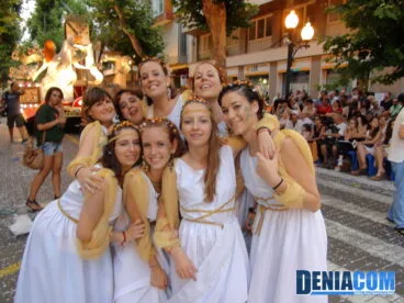 Chicas de la comparsa de la Falla Saladar